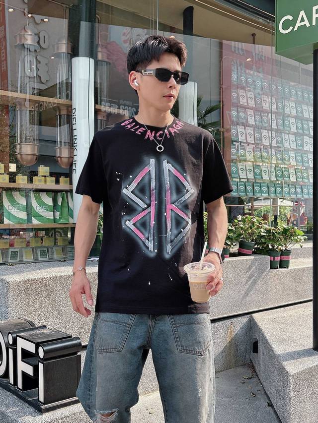巴黎世家新品，人工手绘工艺时尚单品设计，更加时尚舒适，高标准定制，上身非常有型，客供辅料，客供进口高档面料质感非常细腻，细节工艺精湛考究，塑造性极高的一款单品，