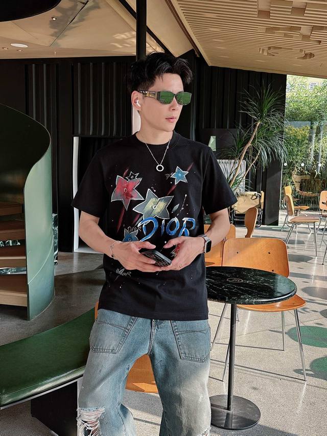 迪奥 夏季新品，人工手绘工艺时尚单品设计，更加时尚舒适，高标准定制，上身非常有型，客供辅料，客供进口高档面料质感非常细腻，细节工艺精湛考究，塑造性极高的一款单品