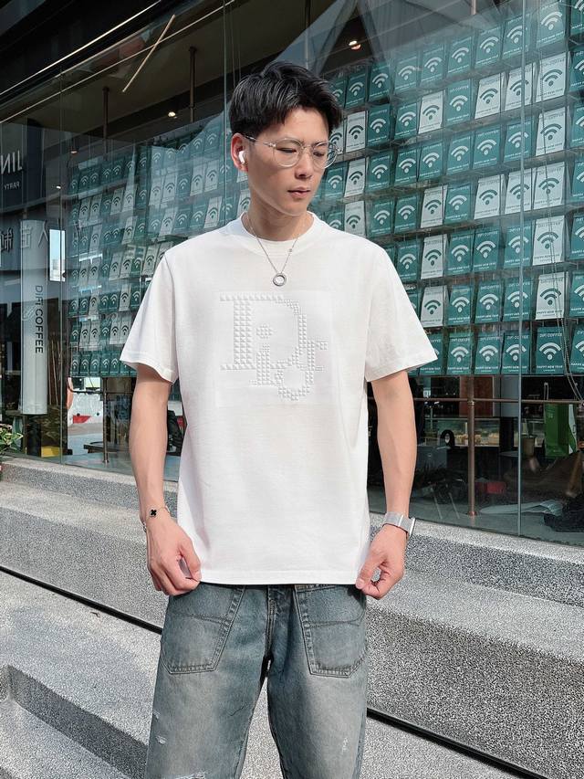 迪奥 夏季新品，凹凸工艺时尚单品设计，更加时尚舒适，高标准定制，上身非常有型，客供辅料，客供进口高档面料质感非常细腻，细节工艺精湛考究，塑造性极高的一款单品，任