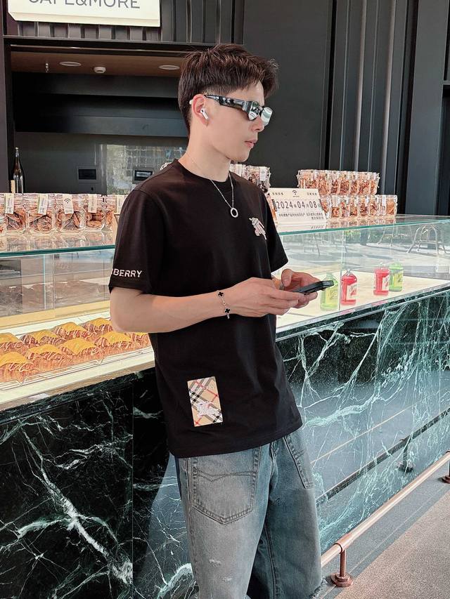 巴宝莉 夏季新品，时尚单品设计，更加时尚舒适，高标准定制，上身非常有型，客供辅料，客供进口高档面料质感非常细腻，细节工艺精湛考究，塑造性极高的一款单品，任何时装