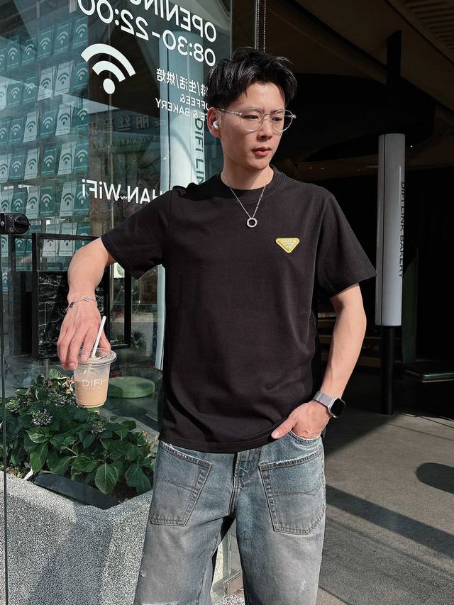 普拉达 夏季新品，胸口经典三角章仔Logo时尚单品设计，更加时尚舒适，高标准定制，上身非常有型，客供辅料，客供进口高档面料质感非常细腻，细节工艺精湛考究，塑造性