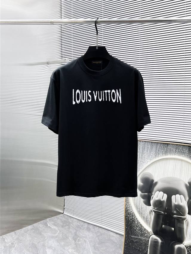 路易威登 Lv 2025新款 圆领 短袖 T恤 体恤 半袖 ，高端版本！专柜定制面料 透气舒适度高，细节无可挑剔，品牌元素设计理念，体现高品质。手感细腻柔软！呈