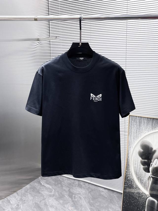芬迪 Fendi 2025Ss新款 半袖 体恤 短袖 圆领T恤，高端版本！专柜定制面料 透气舒适度高，细节无可挑剔，品牌元素设计理念，体现高品质。手感细腻柔软！