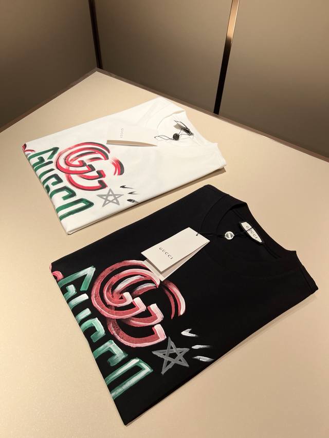 Gucc*古家 2025春夏新款男女同情侣款休闲宽松棉质圆领短袖T恤衫！贸易公司渠道稀出，同步官网发售 ！ 2025春夏最新系列，经典时尚设计元素，为全新系列注