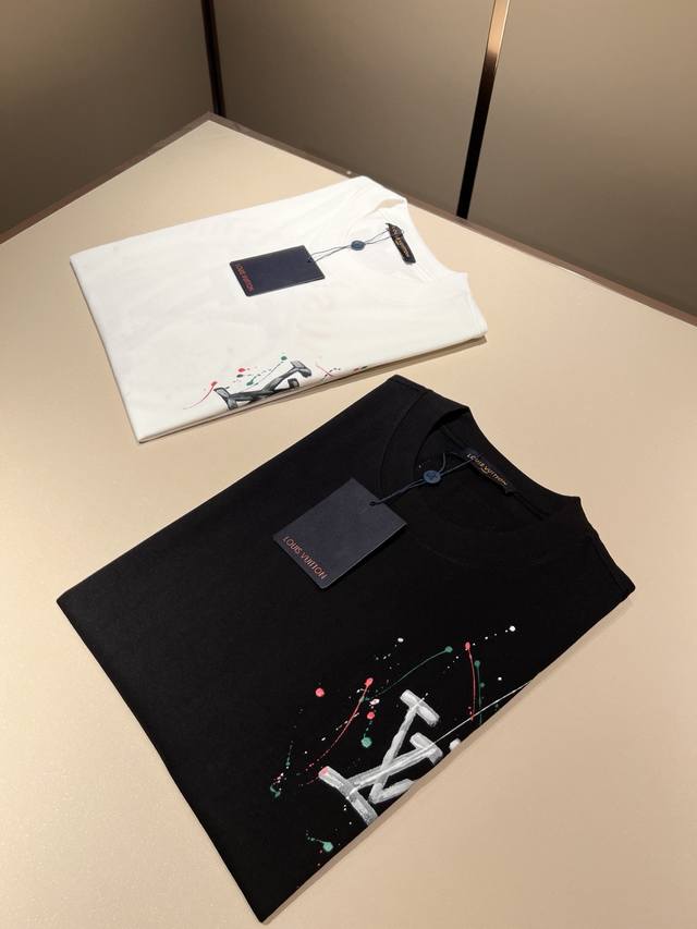Louisvuitt*路易*登 2025春夏全新系列单品上线，非常时髦前卫的一款男女同款短袖T恤，标识Logo图案印花修饰！区别于以往的不同，宣示品牌传承多年的
