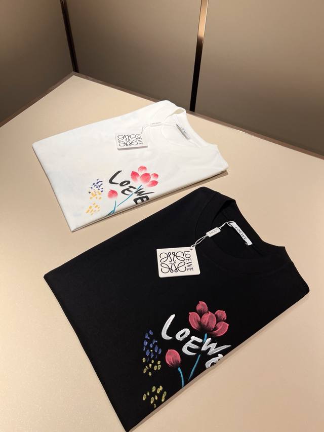 Loe*We罗*威 2025春夏新款男女同款短袖T恤，意大利原厂订单渠道，极具个性高级风，标志Logo图案印花工艺设计！情侣款纯棉短袖T恤！！最新时尚潮流人气产