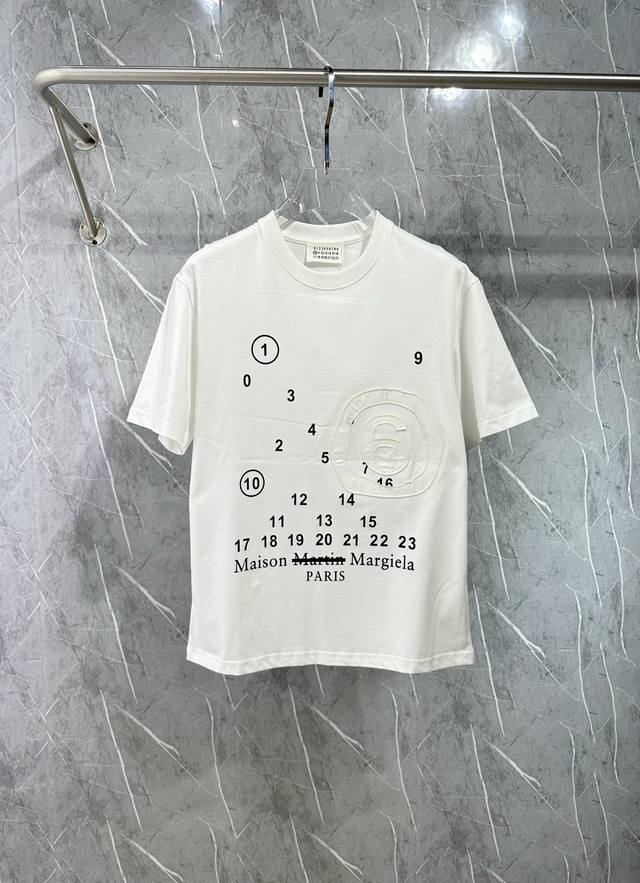 马吉拉家 2025春夏新款首发专柜最新款短袖圆领T恤 高端订制 设计前卫时尚！品牌Logo重工艺设计 高端定制面料.手感柔软.穿着舒适.专柜级别精致车线.做工精