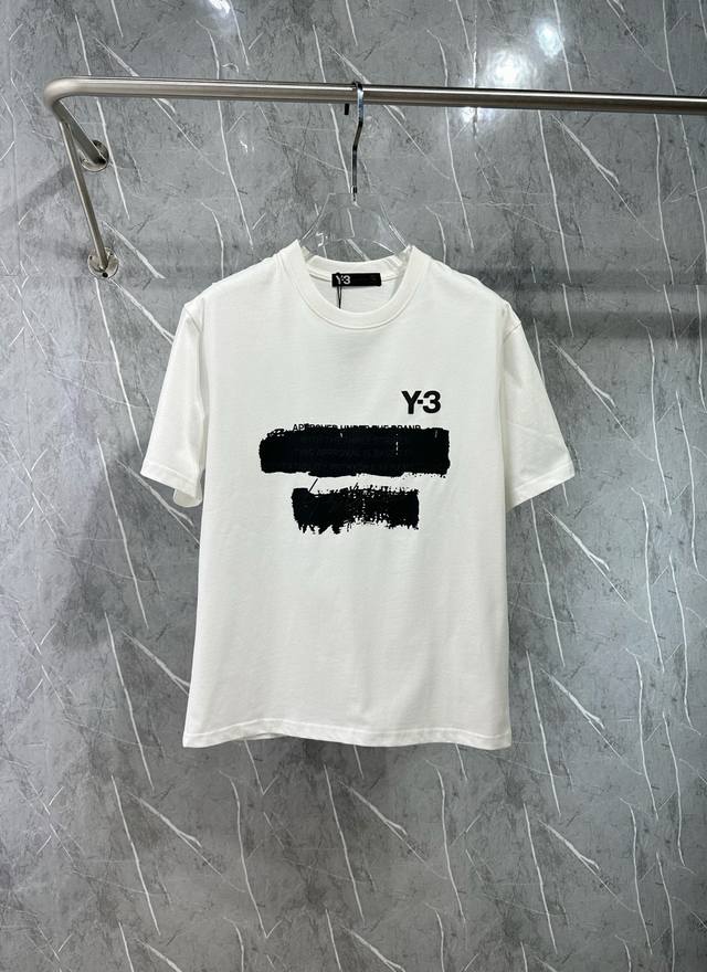 Y3家 2025春夏新款首发专柜最新款短袖圆领T恤 高端订制 设计前卫时尚！品牌Logo重工艺设计 高端定制面料.手感柔软.穿着舒适.专柜级别精致车线.做工精细