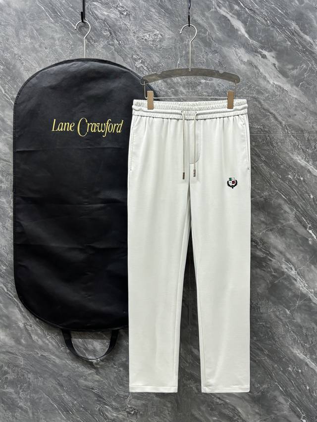 lp 春夏新品 极简运动打造出清爽的摩登Stay！穿上新颖 时髦面料舒服透气，穿着非常舒适 低调不失奢华 穿出去非常有档次。裤型款式和裁剪亦无需多言 上身精致跃