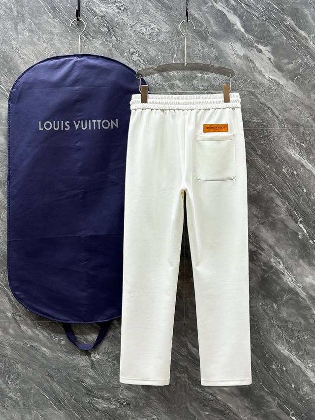 L-Vuitton# 2025 铜氨丝莫代尔空气层春夏休闲裤子 美学的焕新诠释,演绎浓郁的格调型时尚风范,细节感和设计感强悍.经典品牌标识做为色彩搭配,演绎经典