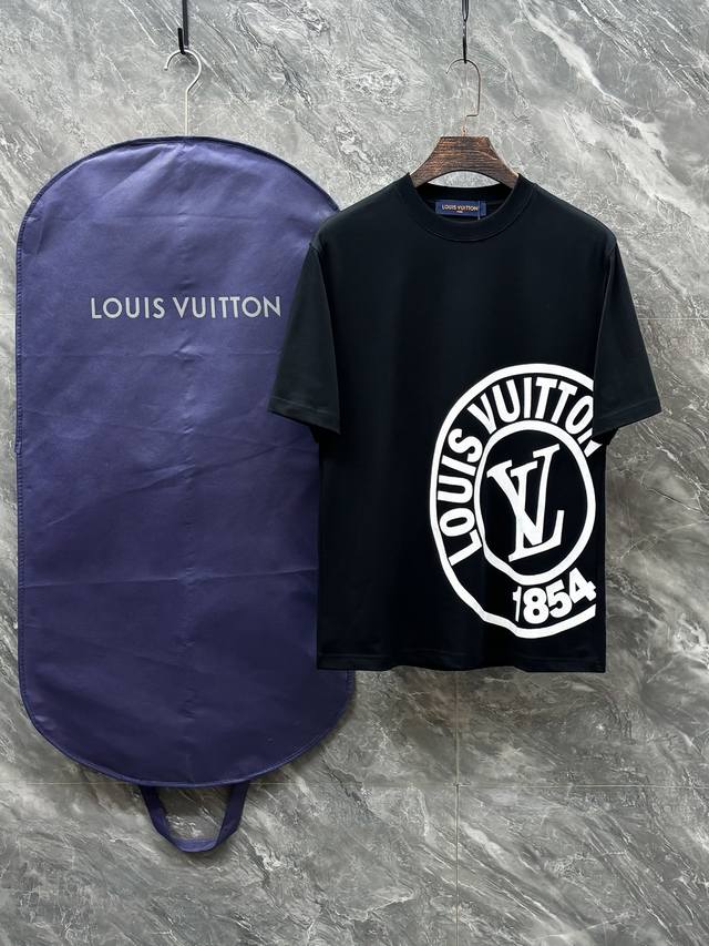 L.Vuitton# 2025春夏新款圆领 首发专柜最新款短袖圆领T恤 高端订制 设计前卫时尚 品牌Logo重工艺设计 高端定制原版面料 手感柔软 上身穿着舒适
