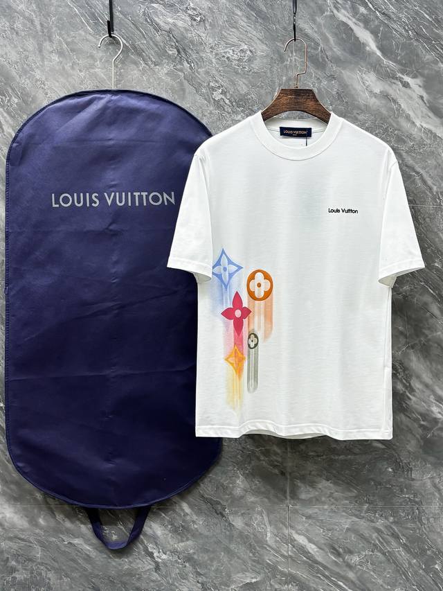 L.Vuitton# 2025春夏新款圆领 首发专柜最新款短袖圆领T恤 高端订制 设计前卫时尚 品牌Logo重工艺设计 高端定制原版面料 手感柔软 上身穿着舒适