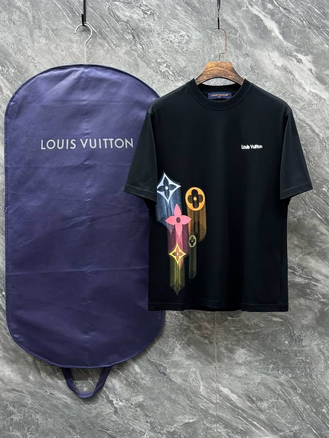 L.Vuitton# 2025春夏新款圆领 首发专柜最新款短袖圆领T恤 高端订制 设计前卫时尚 品牌Logo重工艺设计 高端定制原版面料 手感柔软 上身穿着舒适