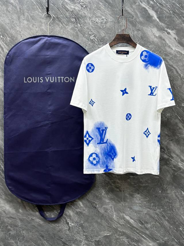 L.Vuitton# 2025春夏新款圆领 首发专柜最新款短袖圆领T恤 高端订制 设计前卫时尚 品牌Logo重工艺设计 高端定制原版面料 手感柔软 上身穿着舒适