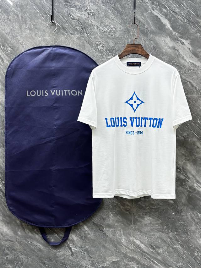 L.Vuitton# 2025春夏新款圆领 首发专柜最新款短袖圆领T恤 高端订制 设计前卫时尚 品牌Logo重工艺设计 高端定制原版面料 手感柔软 上身穿着舒适