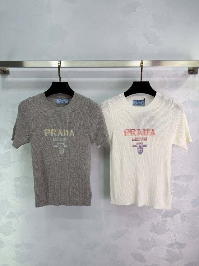 Prad* 2025春夏最新系列！渐变字母针织短袖！定制Yb羊毛纱线织造 细腻肌理 柔软舒适 胸前渐变字母Logo提花质感更显份量 圆领针织短袖裁剪 立体包边与