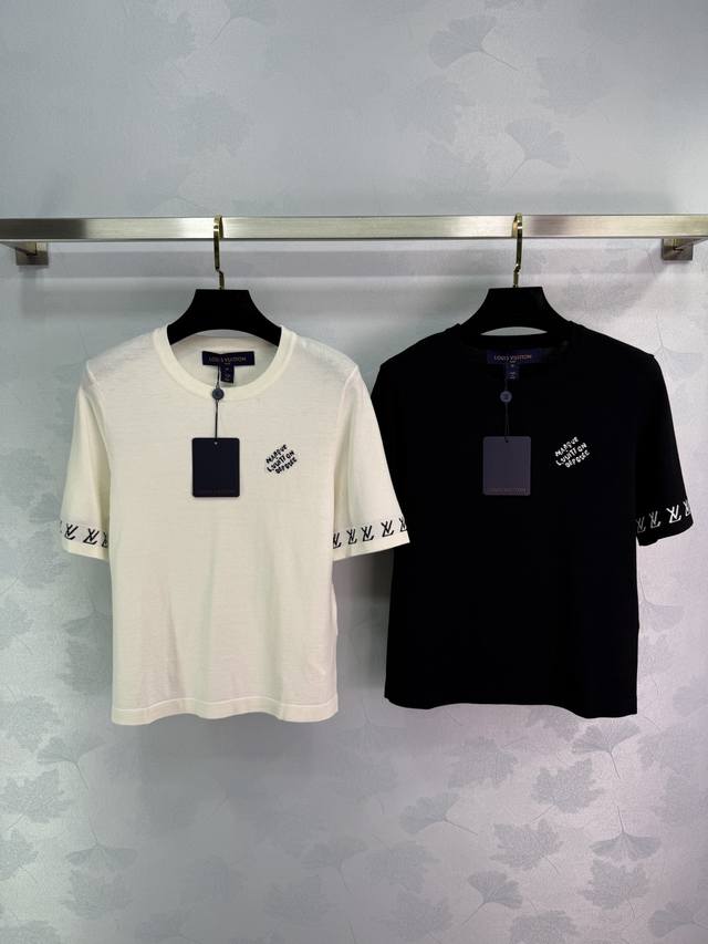 Lou25早春新款针织短袖上衣 白色和黑色 舒适透气，时尚的Marque L* DéPoséE字样环绕袖口，彰显简约优雅风格。2色3码Sml 。T226B