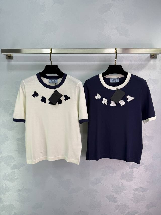 Prada*2025春夏新品 两色可选，白色和深蓝色。标志性的Prad字母设计，时尚感满满。适合休闲搭配，也是衣柜的好选择。2色3码Sml 。T226B