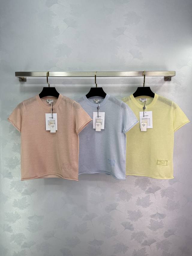 Chane*25新款针织三色可选 粉色 淡淡的蓝色，小鸡黄。经典圆领，面料舒服设计 适合夏天穿。时尚百搭 3色3码Sml 。T226B