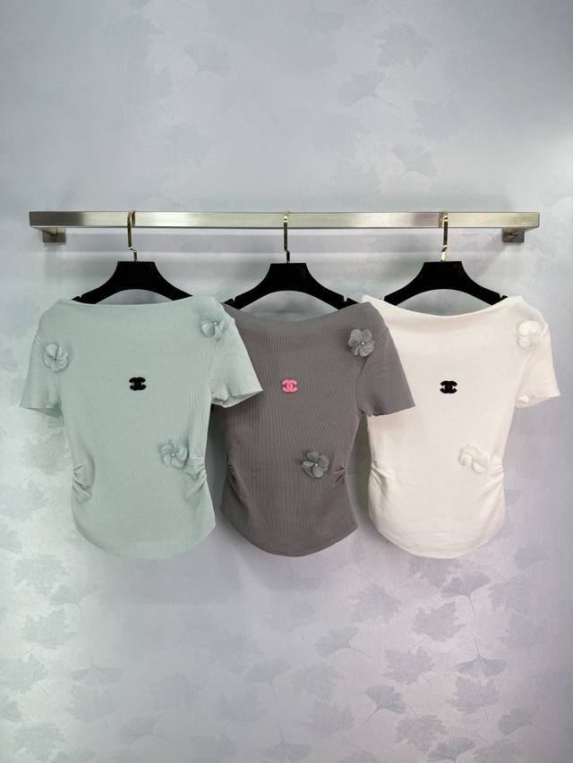 Chane*2025新品上架 立体花朵针织短袖上衣 定制Yb羊毛纱线织造 弹力舒适 透气好穿 针织上衣剪裁 一字肩领配合短袖口 美化头肩比例更显瘦 胸前勾勒双C