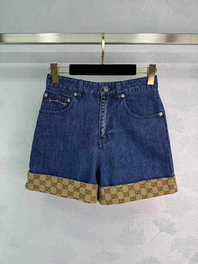 Gucc* 2025Ss新款 高版出品~超时髦新款丹宁牛仔 酵洗个性色调上身又酷又飒爽 采用定制高品质斜纹棉质水洗牛仔面料，纹理细腻，棉感自然，既有筋骨感又不失