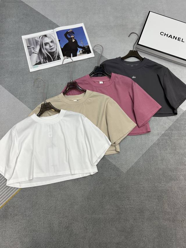 高品质Alo 2025早春新品 独家自制廓形短T恤 细节满满高级看得见 用了很欧美的色系面料 绝对不常见的色系 树莓红 气质白 砂石灰 沙丘黄 北美辣妹必备单品