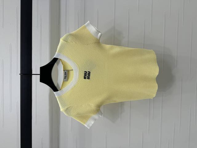 上新原单高端品质 Miumi*2025春夏最新系列！拼接针织短袖！定制进口冰丝材质 质感高级 舒适柔软 圆领短袖修身上衣剪裁 密实针织包裹性强 修身显瘦 领口袖