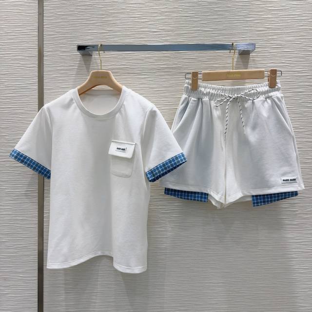 Miu Mi* 2025Ss新款套装 没有理由可以拒绝它。可A可飒的风格，日常通勤穿什么的都是很Ok的，不挑场合的。设计独特 层次感更加丰富，满满小细节太加分了