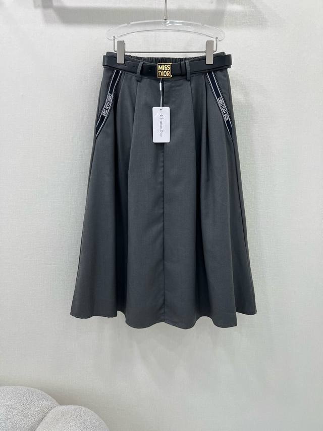 Dio*25新款百褶半裙 搭配Missdio*金属腰带 口袋两侧字母Logo织带装饰 这款气质甜美高级的纯色百褶半身裙，算是也少不了这样时髦好穿的半裙来凹造型鸭