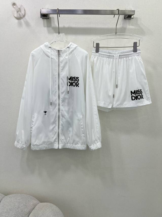 Dio* 25春夏新款套装 Missdio*系列 黑白撞色Miss Dio*印刷既视感Logo 连帽外套搭配小短裤！经典黑白配色搭配上身减龄绝绝子！防晒风衣随性
