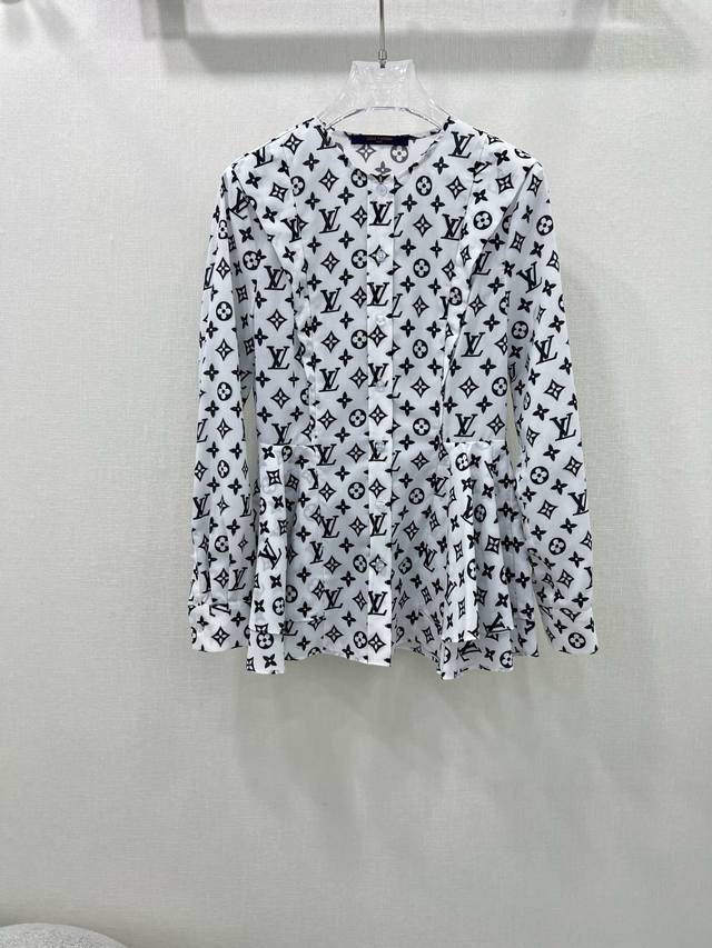Louis Vuitt*N25春夏满幅老花印花新款荷叶边下摆长袖衬衣 日常百搭小单品 搭配各种超好看 各种帅气的造型气质休闲都很可 经典Logo五金扣 复古时髦
