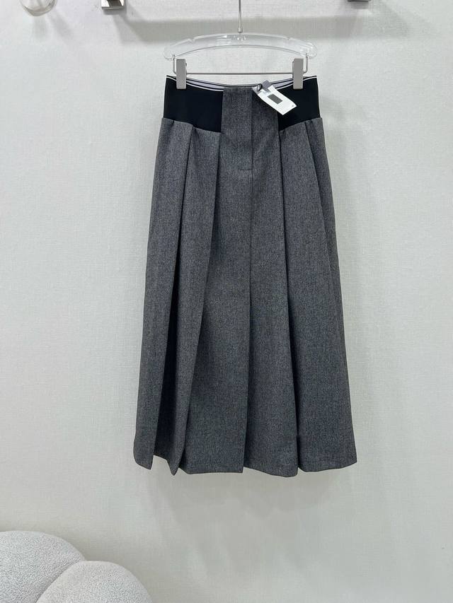 Alexand*R Wang大王24早秋新品大王家冷淡风纯色高腰织带腰头半裙，不可多得的半裙一条，买到真的是宝藏的感觉，流畅的版型，衬得你腿型笔直，还有笔直的中