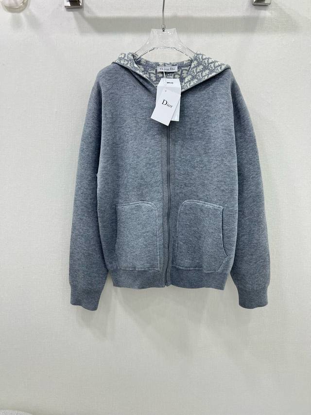 Dio*24早秋新品！两面穿针织外套爆款回归！新版落肩设计！高级海军蓝老花Logo拉链羊绒外套！双面可穿哦，后背字母提花织纹工艺奢华帅气！连帽设计时髦又高级！白