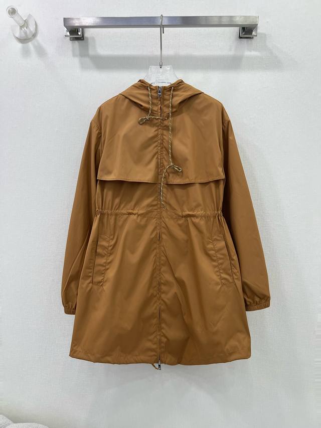 Prad*25早春新款连帽绞花绳抽绳中长款冲锋外套 一衣两穿 连衣裙既视感 定制Yb进口冲锋尼龙材质 透气舒适 质感十足 连帽抽绳短款外套版型 袖口下摆松紧贴合