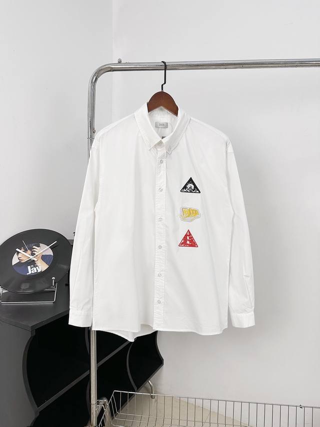 款#Dr001 Dior 秋冬环球星空刺绣衬衫 灵感来源1970年代的太空主题影视作品 后背仿佛星系间的沙漠宇宙。面料采用仿真丝 胸前左侧和背部饰以彩色Aste