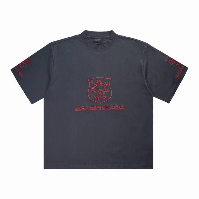 balenciag* 巴黎世家 2025Ss水洗做旧重工曼联刺绣短袖T恤 定织纯棉面料 纹理清晰 衣服经过重工水洗表面会有厚重的磨毛效果 进口田岛绣花机刺绣 紧