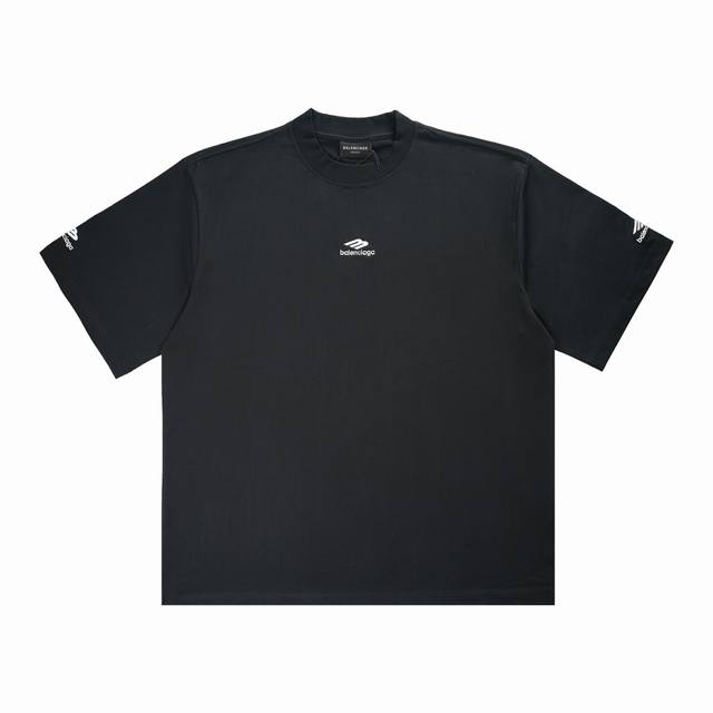 balenciag* 3B&Ski 刺绣短袖 定制绒感摩尔活性黑绸 手感细腻柔软 舒适贴肤 正面和衣袖饰以3B Sports Icon艺术刺绣为品牌标识 宽松版