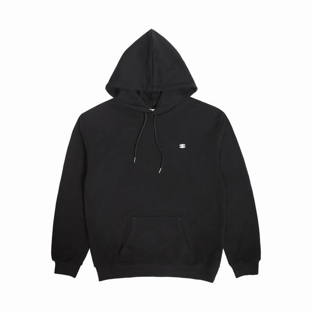 celin* Ce凯旋门刺绣帽衫 面料延续了品牌惯用的卫衣毛圈布 手感柔软亲肤 胸前标志性凯旋门刺绣点缀 Clean Fit拉满 简单到极致就是时髦 码数Sml