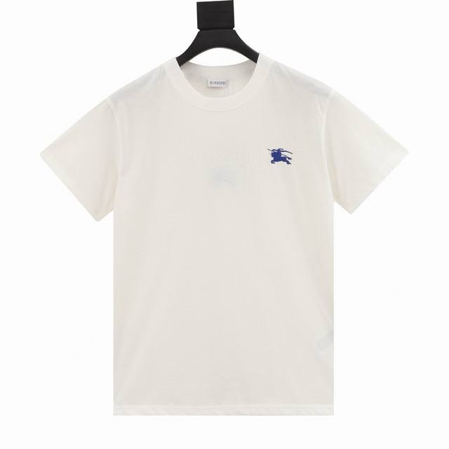 款号Y755 Burberry 巴宝莉 蓝色战马刺绣小标短袖 面料采用260克双纱纯棉面料 刺绣进口百灵达出品 走线使用三针五线工艺 面料柔软舒适 Size X