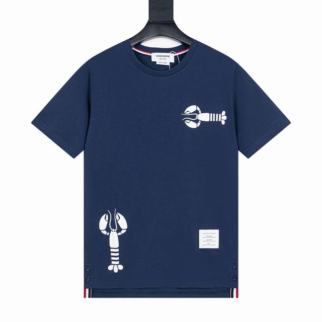 款号Y733 Thom Browne 汤姆布朗 23夏季新款龙虾印花短袖 面料柔软舒适采用280克珠地面料 透气舒适 下摆开叉 做工精致 细节1.1还原 Siz