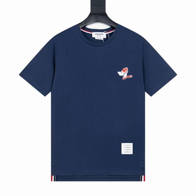 款号Y730 Thom Browne 24Ss Tb小狗刺绣短袖 灵感源自八十年代复古 采用定制面料制作而成 官方同款 面料经过同缸染色工艺处理 手感舒适柔软
