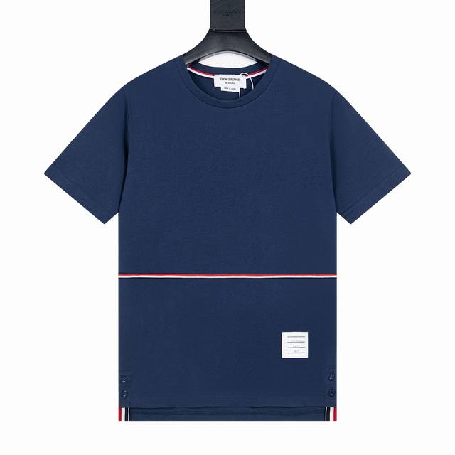 款号Y729 Thom Browne 24Ss Tb素色织带短袖 灵感源自八十年代复古 采用定制面料制作而成 官方同款 面料经过同缸染色工艺处理 手感舒适柔软