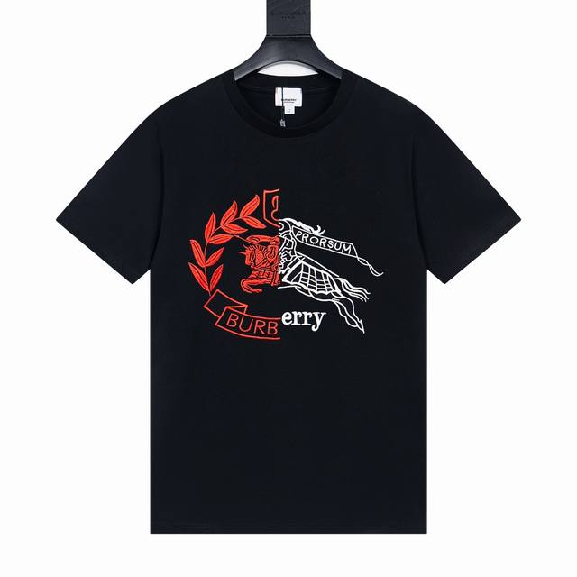 款号Y713 Burberry博柏利新品胸前战马刺绣字母Logo，采用进口百达灵万针绣花，既不失品牌的高级感，又带有一丝休闲气息，让人一眼就爱上，特别是这年后的