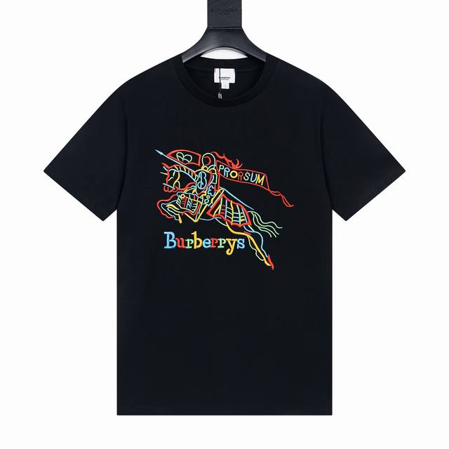 款号Y714 Burberry博柏利新品胸前炫彩战马刺绣字母Logo，采用进口百达灵万针绣花，既不失品牌的高级感，又带有一丝休闲气息，让人一眼就爱上，特别是这年