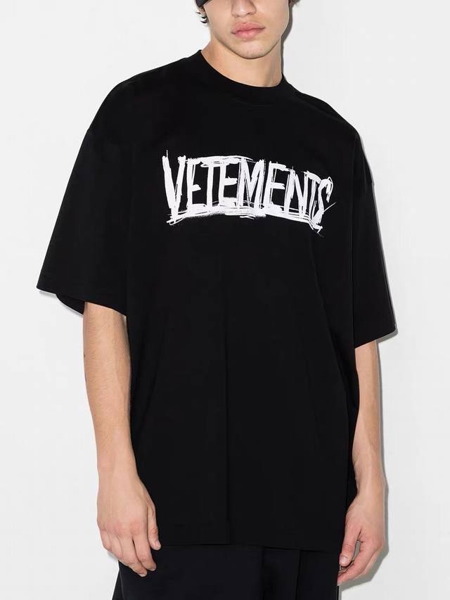 V12 顶配版 Vetements Ss 新款世界之旅 印花短袖T恤！ 采用260精梳纯棉面料及配套螺纹，已做强力预缩水工艺久洗不易变形。前胸及背后字母采用水墨