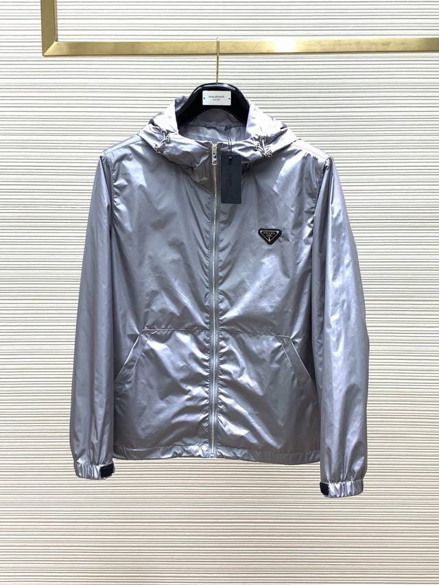 特价不退款 码数：M 1件 ，Prada 普拉达，春季最新品，专柜同步有售，时尚休闲连帽外套，进口原版面料，做工极为复杂，唯一可以做代购级别的渠道狠货，顶级印胶