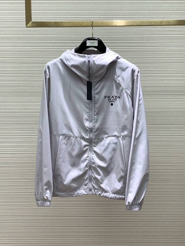 特价不退换 码数：M 1件，Prada 普拉达，早春最新品，专柜同步有售，时尚休闲连帽外套，进口原版面料，做工极为复杂，唯一可以做代购级别的渠道狠货，顶级印花工