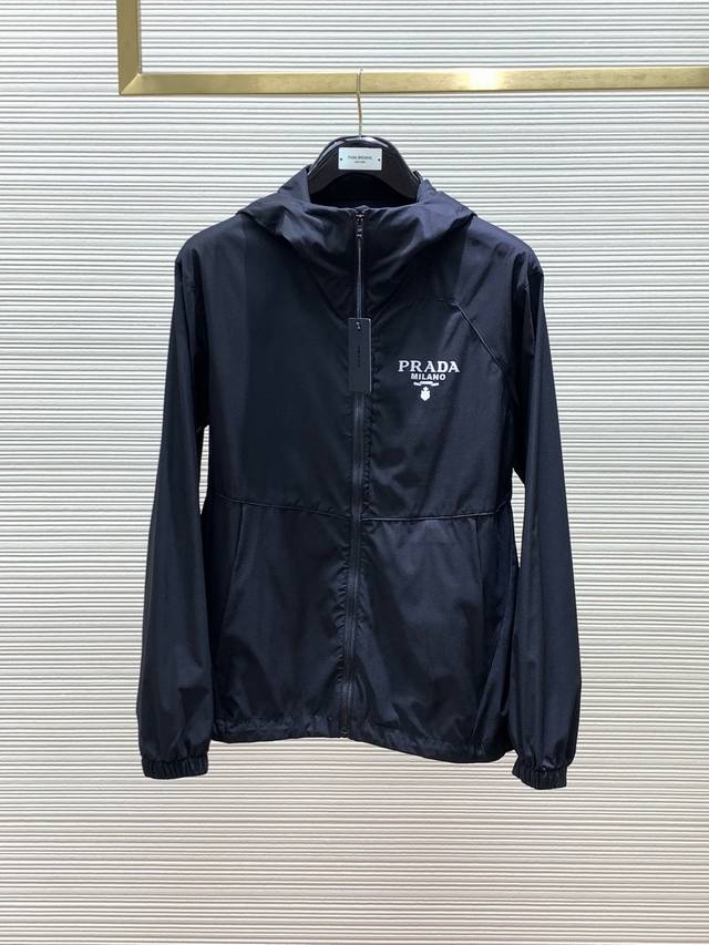 特价不退换 码数：M 1件 L 1件，Prada 普拉达，早春最新品，专柜同步有售，时尚休闲连帽外套，进口原版面料，做工极为复杂，唯一可以做代购级别的渠道狠货，