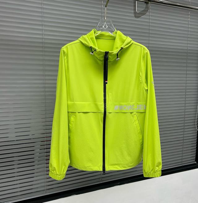 特价不退换 码数：M 1件 Monc 蒙口 新款防晒衣 印花Logo高品质，低调奢华 ，时尚宽松连帽外套潮 ，早春必备单品 颜色： 黑 绿 杏 码数：M-Xxl