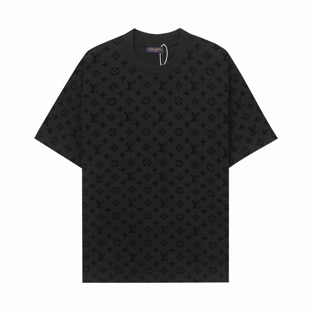 9047# 高品质 Lv 路易 25春夏最新款 满Logo植绒短袖 男女同款 现货发售 采用80支双股精梳长绒棉，双龙头大提花机，非常非常立体的提花结构97%的